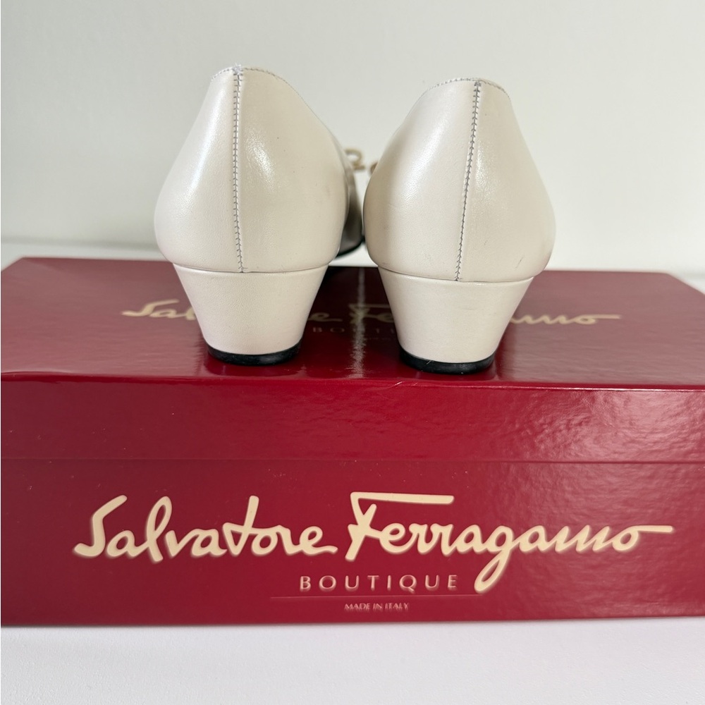 Salvatore Ferragamo Vara Bow Pumps Heel3’ Cream Gold Buckle Sz 7.5 Made In Italy - Picture 3 of 16